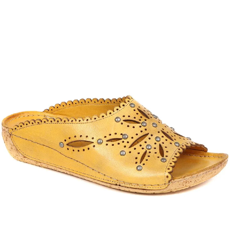 Women's Sandals with a Wedge Heel and a Tassel Detail in Orange for a Trendy LookWedge Mule Sandals - KARY37013 / 323 770 Women's Sandals with a Wedge Heel and a Tassel Detail in Orange for a Trendy LookWedge Mule Sandals - KARY37013 / 323 770
