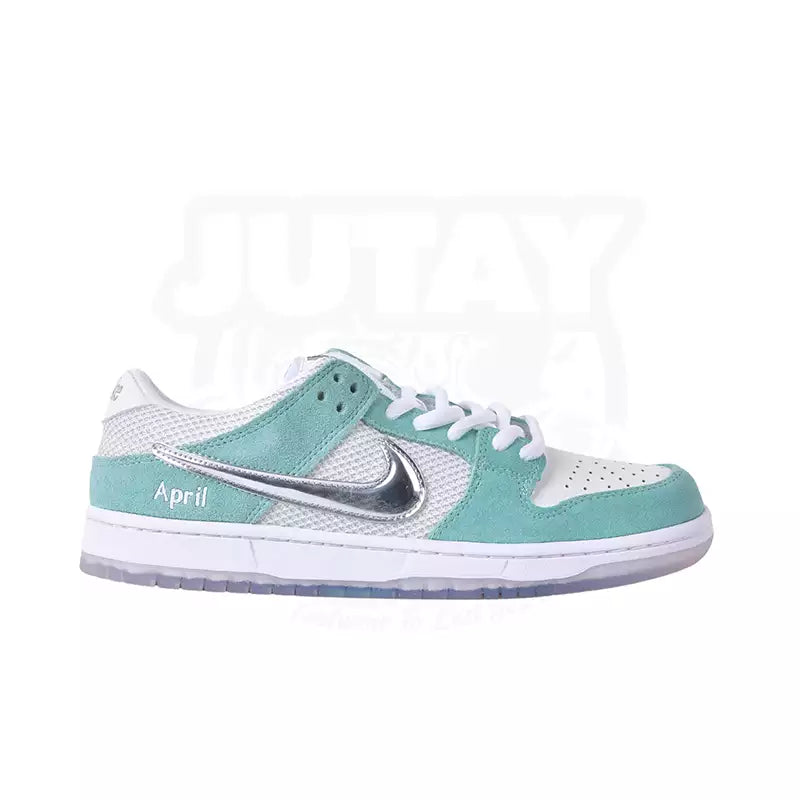 Smart - Tech Women's Sneakers with Fitness Tracking Features for Active Lifestyle EnthusiastsDUNK LOWS - APRIL Smart - Tech Women's Sneakers with Fitness Tracking Features for Active Lifestyle EnthusiastsDUNK LOWS - APRIL