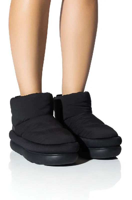 Women's Fur - Trimmed Snow Boots in White for a Stylish and Practical Winter ChoiceUGG CLASSIC MAXI MINI Women's Fur - Trimmed Snow Boots in White for a Stylish and Practical Winter ChoiceUGG CLASSIC MAXI MINI