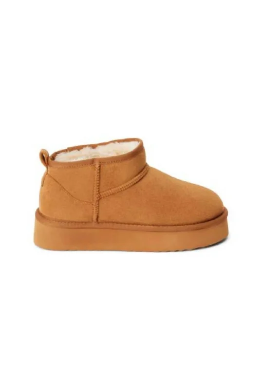 Women's Platform Chelsea Boots in Black for a Modern and Fashion - Forward AppearanceWomen's Breckenridge Boots In Chestnut Women's Platform Chelsea Boots in Black for a Modern and Fashion - Forward AppearanceWomen's Breckenridge Boots In Chestnut